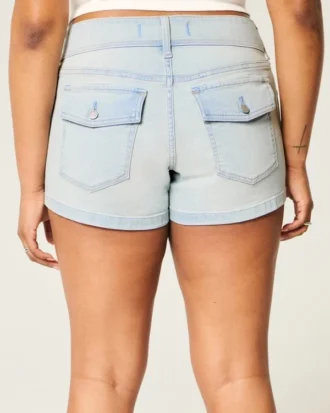Matala vyötärö, vaaleat denim-shortit
