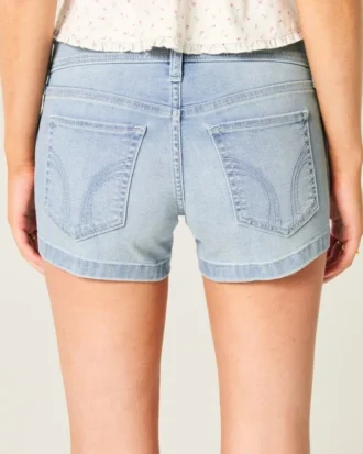 Matala vyötärö, vaaleat denim-shortit