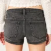 Matala vyötäröiset, pestyt mustat denim-shortit Matala vyötäröiset, pestyt mustat denim-shortit