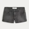 Matala vyötäröiset, pestyt mustat denim-shortit Matala vyötäröiset, pestyt mustat denim-shortit