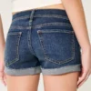 Matala vyötäröiset, repeytyneet tummat denim-shortit Matala vyötäröiset, repeytyneet tummat denim-shortit