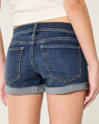 Matala vyötäröiset, repeytyneet tummat denim-shortit