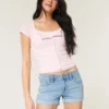 Matala vyötäröiset, revityt, vaaleat denim-shortit Matala vyötäröiset, revityt, vaaleat denim-shortit