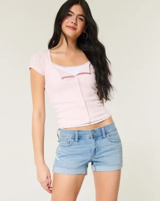 Matala vyötäröiset, revityt, vaaleat denim-shortit