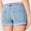 Matala vyötäröiset, revityt, vaaleat denim-shortit Matala vyötäröiset, revityt, vaaleat denim-shortit