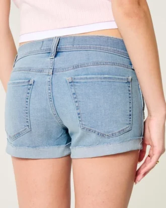 Matala vyötäröiset, revityt, vaaleat denim-shortit