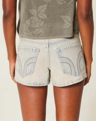 Matala vyötäröiset vaaleat denim-minishortsit