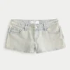 Matala vyötäröiset vaaleat denim-minishortsit Matala vyötäröiset vaaleat denim-minishortsit