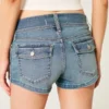 Matala vyötäröiset vaaleat denim-shortit Matala vyötäröiset vaaleat denim-shortit
