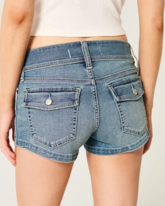 Matala vyötäröiset vaaleat denim-shortit