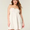Olkaimeton brodeerattu babydoll-mekko Olkaimeton brodeerattu babydoll-mekko