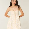 Olkaimeton röyhelöinen babydoll-minimekko Olkaimeton röyhelöinen babydoll-minimekko