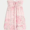 Olkaimeton röyhelöinen babydoll-minimekko Olkaimeton röyhelöinen babydoll-minimekko
