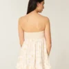 Olkaimeton röyhelöinen babydoll-minimekko Olkaimeton röyhelöinen babydoll-minimekko
