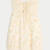 Olkaimeton röyhelöinen babydoll-minimekko Olkaimeton röyhelöinen babydoll-minimekko
