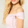 Olkapäät paljastava toppi, jossa solmittavat hihat Olkapäät paljastava toppi, jossa solmittavat hihat