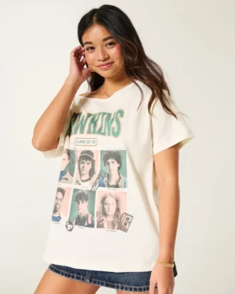 Oversized Off-the-Shoulder Stranger Things -grafiikkapaita Oversized Off-the-Shoulder Stranger Things -grafiikkapaita