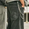 Pesty musta brodeerattu käärme Skater Baggy -farkut Pesty musta brodeerattu käärme Skater Baggy -farkut