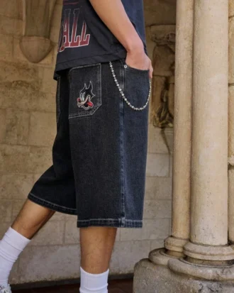 Pesty musta Cat Graphic Super Baggy -denimshortsit