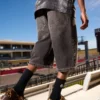 Pesty musta denim-polvihousu Pesty musta denim-polvihousu