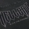 Pesty musta Dodge Hellcat -grafiikkainen baggy-farkku Pesty musta Dodge Hellcat -grafiikkainen baggy-farkku