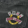 Pesty musta Good Luck -kirjailtu skater-malliset baggy-farkut Pesty musta Good Luck -kirjailtu skater-malliset baggy-farkut