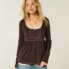 Pitkähihainen Henley-babydoll-toppi Pitkähihainen Henley-babydoll-toppi