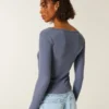 Pitkähihainen pyöreä kaula-aukkoinen paita Pitkähihainen pyöreä kaula-aukkoinen paita