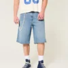 Polven alapuolelle ulottuvat keskipestyt superbaggy-denimshortsit