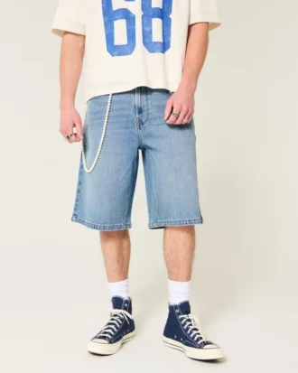 Polven alapuolelle ulottuvat keskipestyt superbaggy-denimshortsit