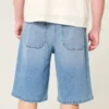 Polven alapuolelle ulottuvat keskipestyt superbaggy-denimshortsit