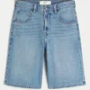 Polven alapuolelle ulottuvat keskipestyt superbaggy-denimshortsit