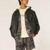 Polven yläpuolelle ulottuvat camo-fleece-shortsit