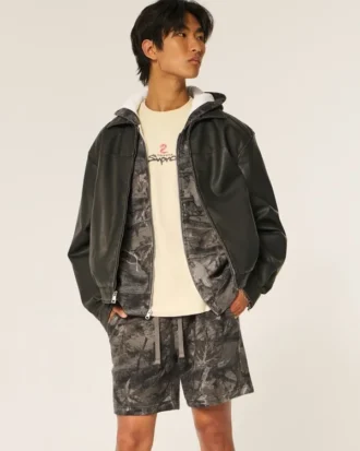Polven yläpuolelle ulottuvat camo-fleece-shortsit