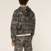 Polven yläpuolelle ulottuvat camo-fleece-shortsit
