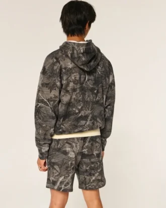 Polven yläpuolelle ulottuvat camo-fleece-shortsit