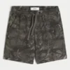 Polven yläpuolelle ulottuvat camo-fleece-shortsit