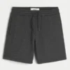 Polven yläpuolelle ulottuvat fleece-ikonishortsit