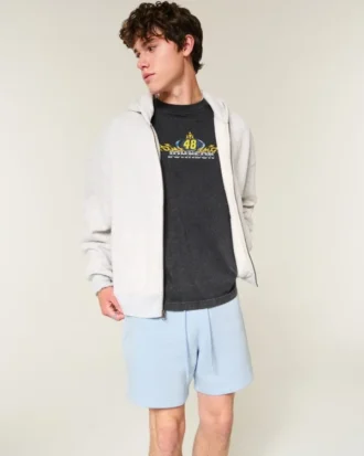 Polven yläpuolelle ulottuvat fleece-shortsit