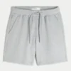 Polven yläpuolelle ulottuvat fleece-shortsit Polven yläpuolelle ulottuvat fleece-shortsit
