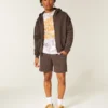 Polven yläpuolelle ulottuvat fleece-shortsit