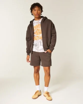 Polven yläpuolelle ulottuvat fleece-shortsit