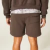 Polven yläpuolelle ulottuvat fleece-shortsit