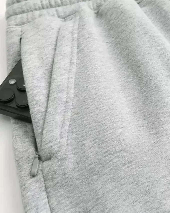 Polven yläpuolelle ulottuvat fleece-shortsit Polven yläpuolelle ulottuvat fleece-shortsit