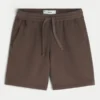 Polven yläpuolelle ulottuvat fleece-shortsit