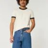 Polven yläpuolelle ulottuvat löysät denimshortsit