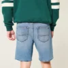 Polven yläpuolelle ulottuvat löysät denimshortsit