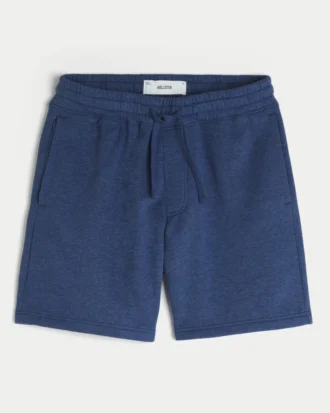 Polven yläpuolelle ulottuvat, väljät fleece-shortsit