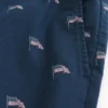 Polvipituiset amerikkalaisen lipun kuviolla varustetut vetoketjulliset shortsit