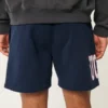 Polvipituiset fleece-shortsit, joissa UConn Huskies -grafiikka Polvipituiset fleece-shortsit, joissa UConn Huskies -grafiikka
